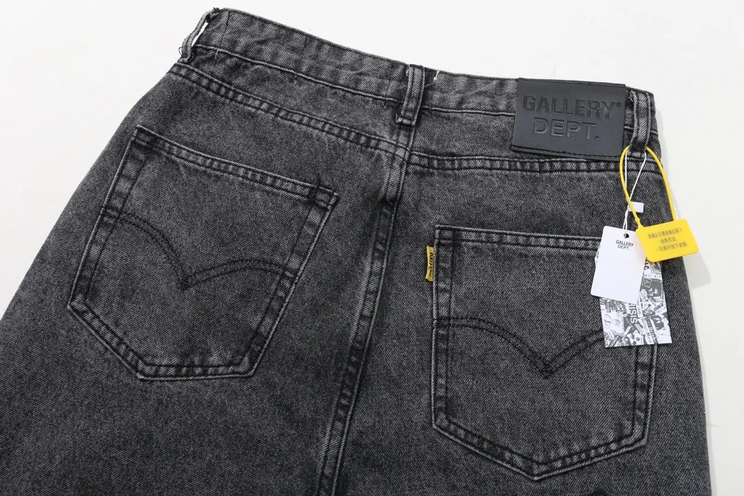 P230 model number: D218 GALLERY DEPT & Chrome hearts. Spliced cross loose washed flared jeans to truly restore the ultimate vintage texture. The original hardware accessories, washed and other elevators, QR code analysis are all purchased from the original factory, with high degree of restoration. You are welcome to compare the products~ Three-dimensional version, loose and comfortable, not picky about the figure, taller and slimmer, factory Seiko, original quality control, same style for men and women, can be matched with couples, versatile recommendation, must-have jeans for all seasons Trendy people have been disappointed. From the quality selection of fabrics, the tailoring of details, and the matching of patterns, everything is impeccable! The upper body is so handsome when worn...it can be easily worn by men, women and children! The craftsmanship uses heavy-duty washed pure cotton denim fabric. After washing, it is soft and thick. It is very stylish when worn on the body. Size: 28, 30, 32, 34, 36 (S-XXL) Color: Stitching